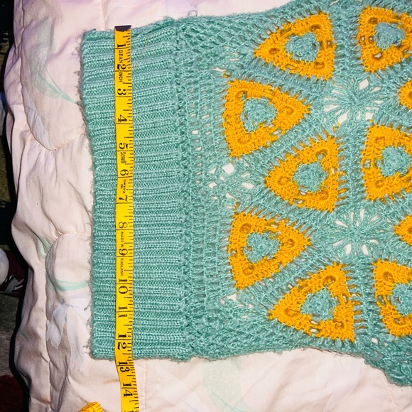 Crochet Top with Triangle Patterns - Picture 3 of 4
